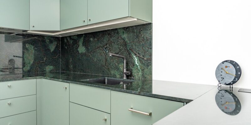 Diorite Verde – suursugune smaragdroheline graniit kaunistab Ikea köögimööblit